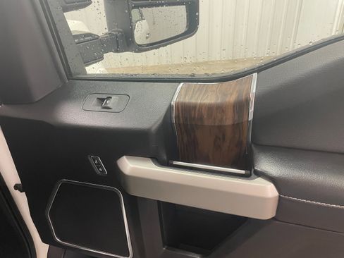 Used 2020 Ford F150 Lariat image 32