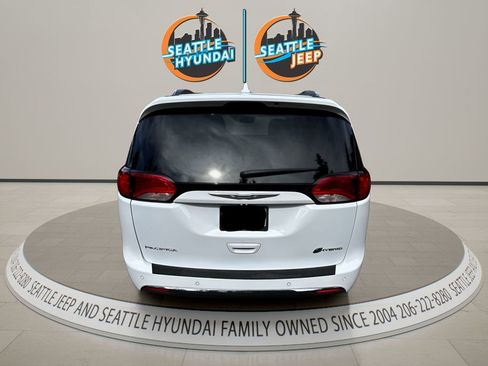 Used 2018 Chrysler Pacifica Limited w/ Advanced Safetytec Group FWD image 3