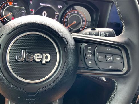 Used 2025 Jeep Wrangler Unlimited Rubicon w/ Convenience Group AWD/4WD image 24