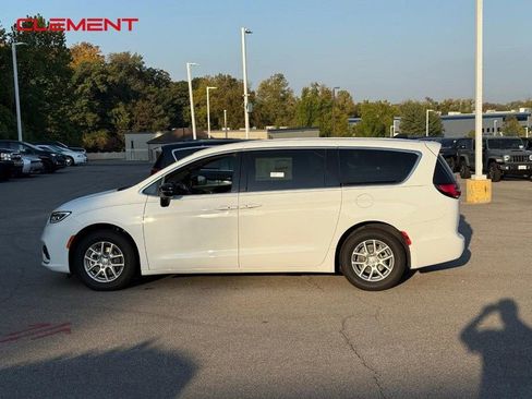 New 2026 Chrysler Pacifica Select image 2