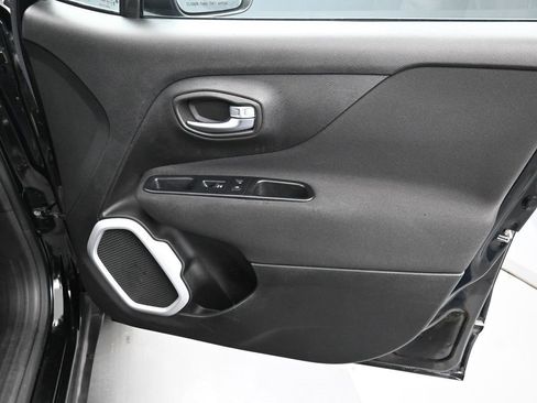 Used 2018 Jeep Renegade Latitude w/ Cold Weather Group image 34