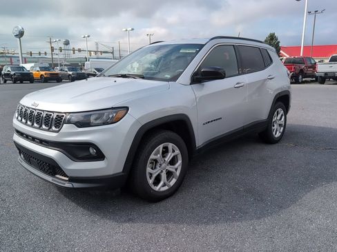 Used 2024 Jeep Compass Latitude AWD/4WD image 1