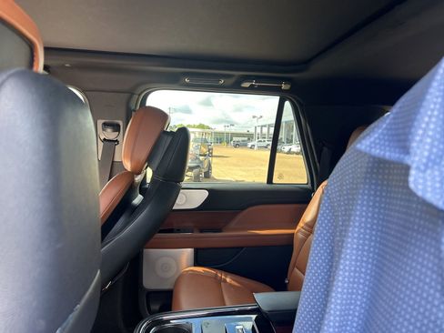 Used 2020 Lincoln Navigator L Reserve w/ Equipment Group 208A Reserve AWD/4WD image 17