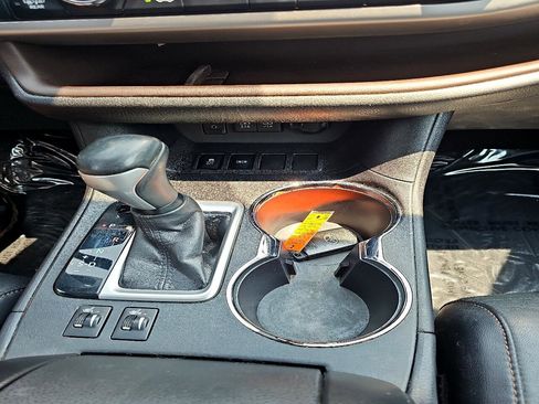 Used 2018 Toyota Highlander XLE image 19