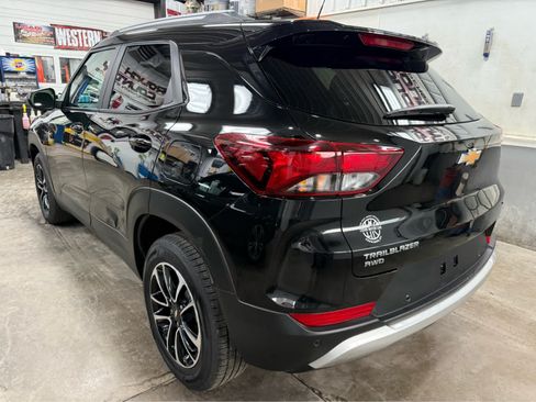 Used 2024 Chevrolet TrailBlazer LT w/ Convenience Package AWD/4WD image 8
