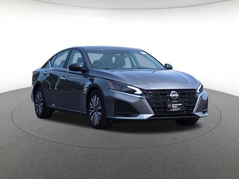 Used 2025 Nissan Altima 2.5 SV FWD image 3