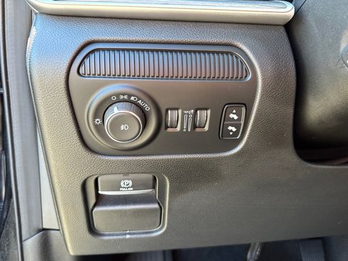 Used 2024 Jeep Wagoneer L Series II w/ Flexible Seating Group image 17