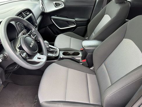 Used 2025 Kia Soul LX w/ LX Technology Package FWD image 5