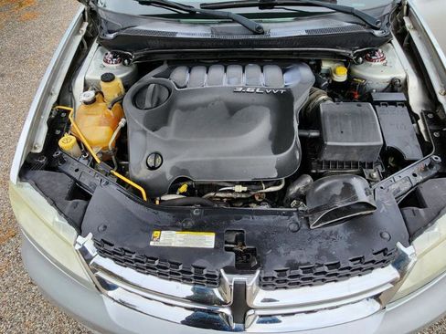 Used 2011 Dodge Avenger Lux image 21