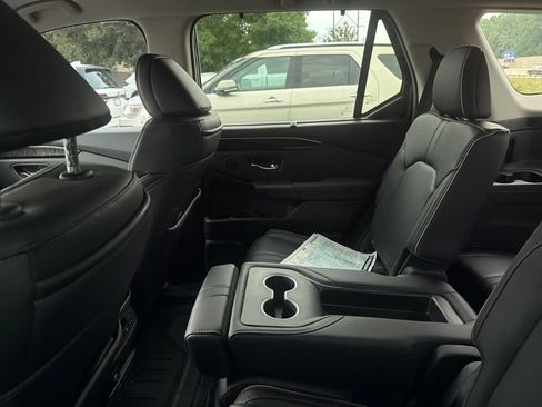 Used 2025 Honda Pilot Elite image 11