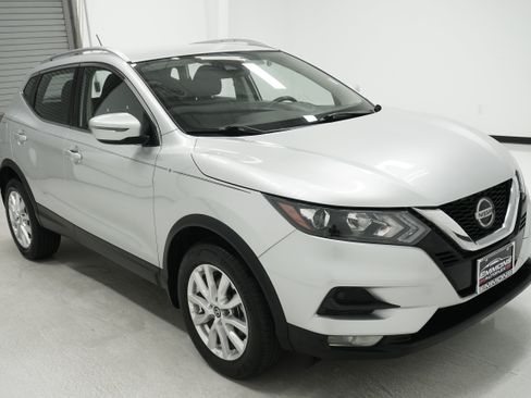 Used 2021 Nissan Rogue Sport SV FWD image 3