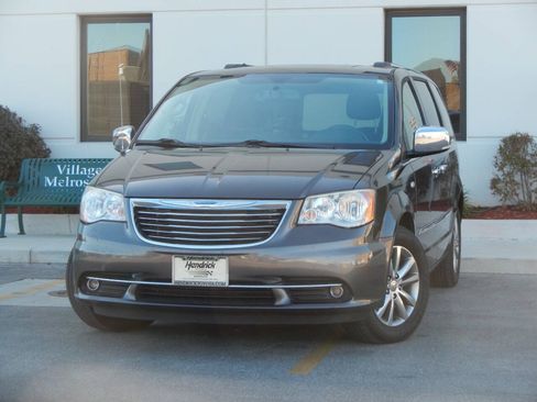 Used 2014 Chrysler Town & Country Touring-L FWD image 3