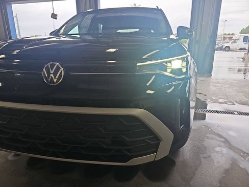 Used 2025 Volkswagen Taos SE FWD image 32
