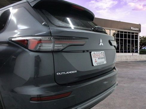 New 2025 Mitsubishi Outlander SE image 4