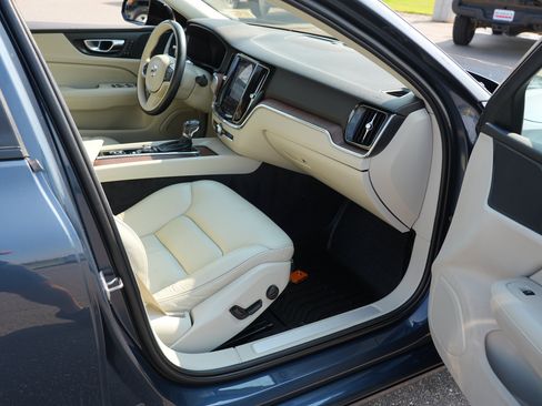 Used 2021 Volvo S60 T5 Momentum AWD/4WD image 29