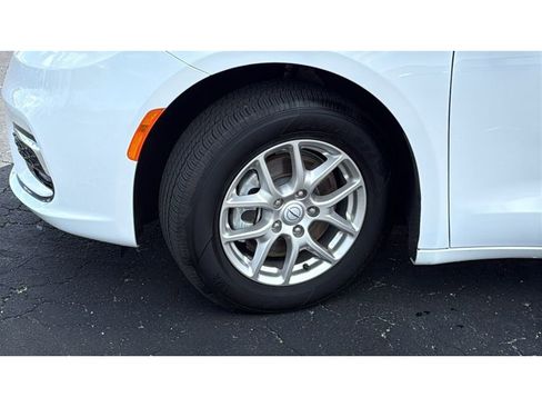 Used 2025 Chrysler Pacifica Select FWD image 11