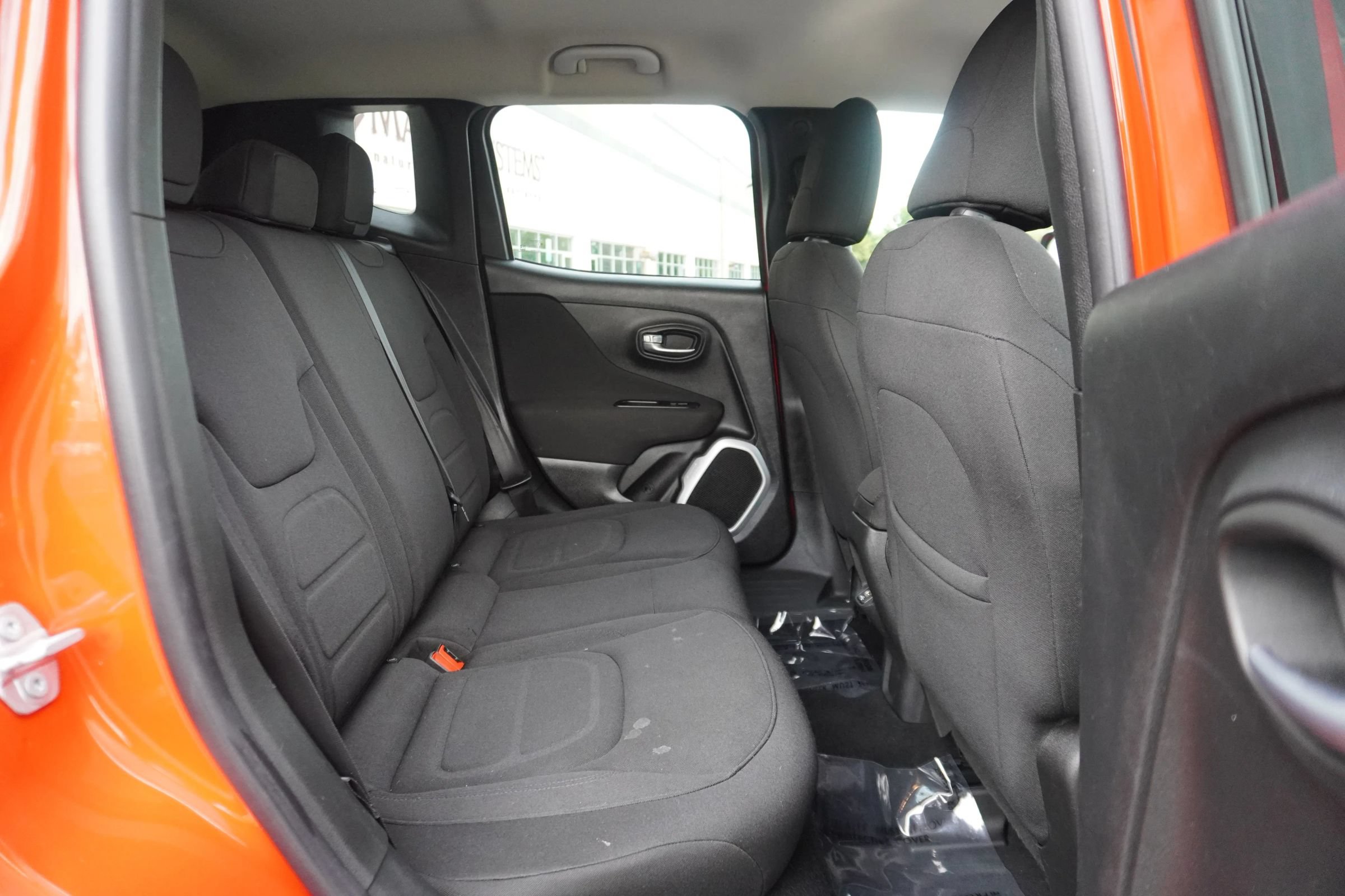 Used 2018 Jeep Renegade Latitude w/ Advanced Technology Group FWD image 11