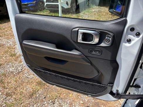 Used 2025 Jeep Wrangler Sahara AWD/4WD image 18