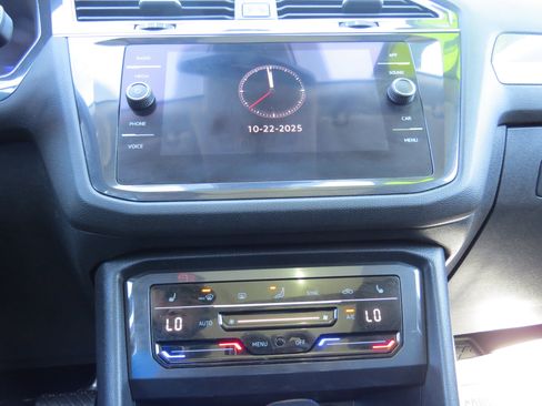 Used 2022 Volkswagen Tiguan SE w/ Panoramic Sunroof Package image 26