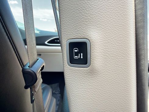 Used 2023 Chrysler Pacifica Touring-L FWD image 21