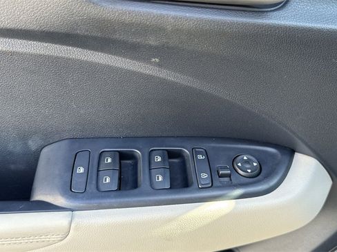 Used 2022 Hyundai Venue Limited image 39