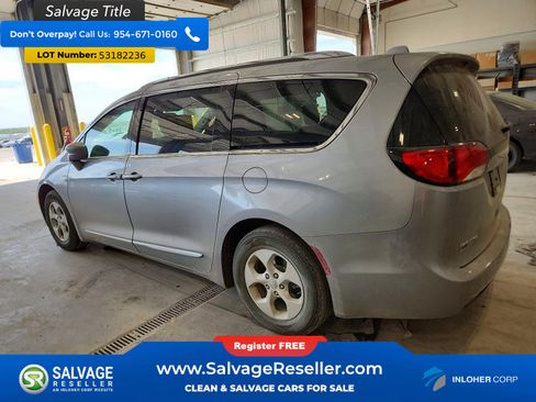 Used 2017 Chrysler Pacifica Touring-L Plus FWD image 3