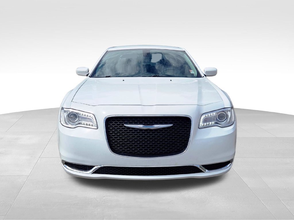 Used 2017 Chrysler 300 Limited RWD image 2