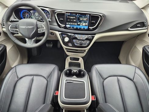 Used 2024 Chrysler Pacifica Touring-L image 23