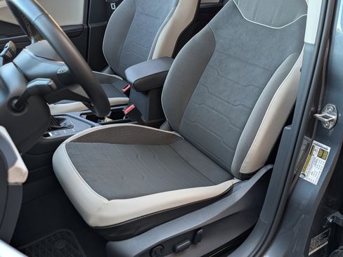 Used 2025 Volkswagen Taos SE image 13