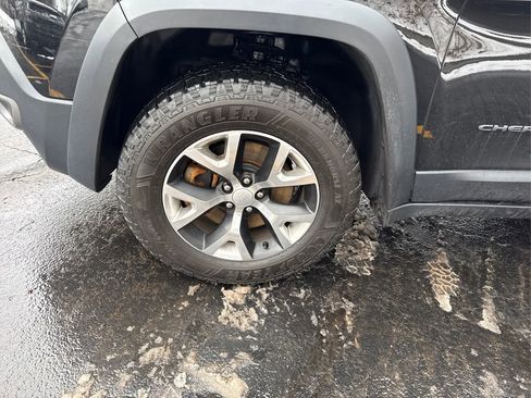 Used 2018 Jeep Cherokee Trailhawk image 12
