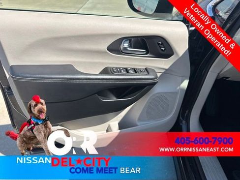 Used 2023 Chrysler Pacifica Touring-L FWD image 7