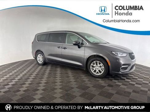 Used 2023 Chrysler Pacifica Touring-L image 1