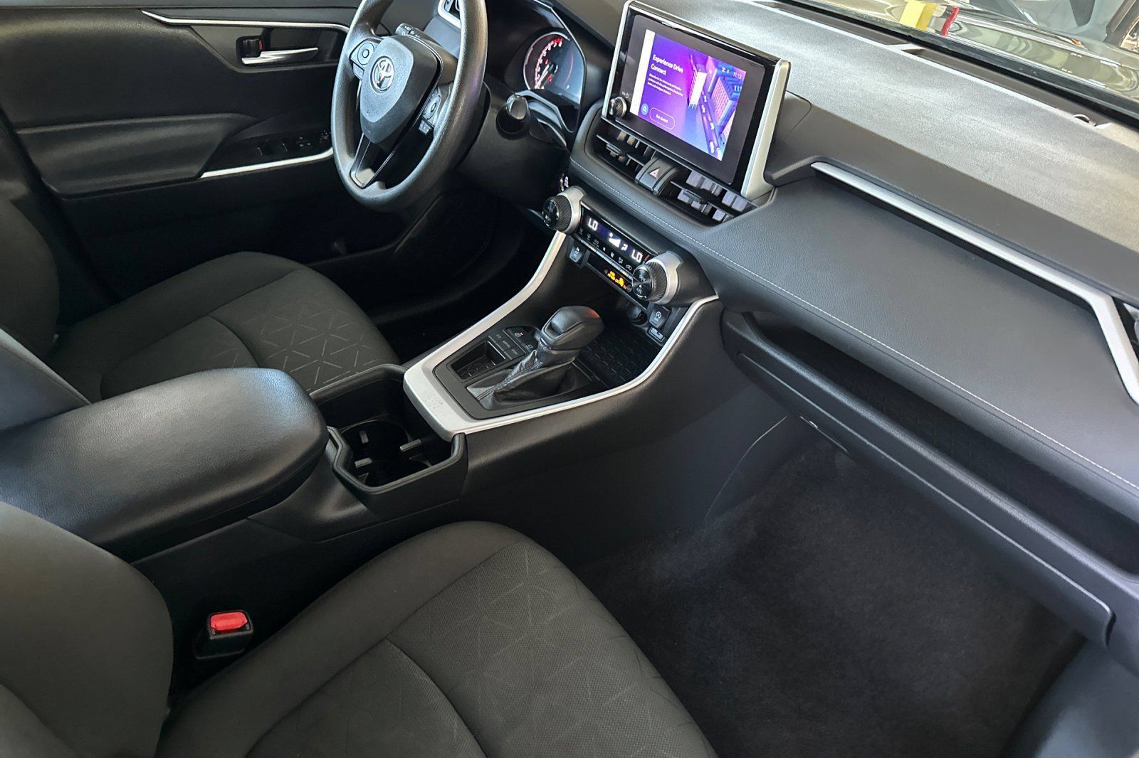 Used 2024 Toyota RAV4 XLE FWD image 17