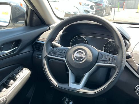 Used 2025 Nissan Altima 2.5 SV FWD image 29