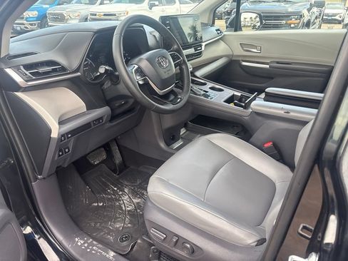 Used 2021 Toyota Sienna XLE FWD image 18