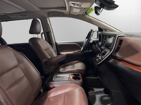 Used 2018 Toyota Sienna XLE image 15