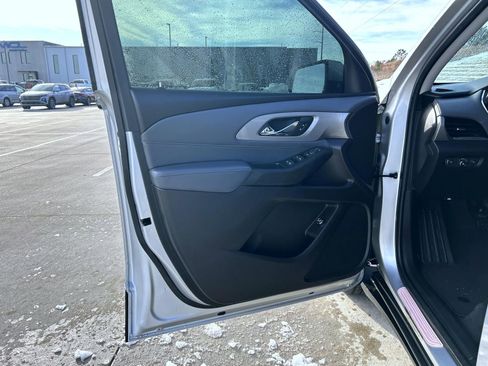 Used 2018 Chevrolet Traverse LT image 9