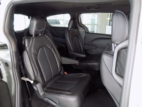 New 2026 Chrysler Pacifica Select FWD image 31
