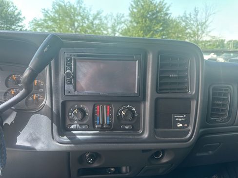 Used 2005 Chevrolet Silverado 2500 LS AWD/4WD image 8