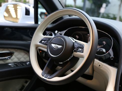 Used 2021 Bentley Bentayga image 45