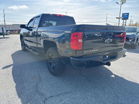 Used 2017 Chevrolet Silverado 1500 LT w/ Midnight Edition image 8