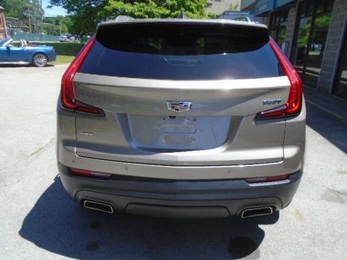 Used 2023 Cadillac XT4 Luxury w/ Cold Weather Package AWD/4WD image 5