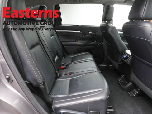Used 2019 Toyota Highlander XLE AWD/4WD image 25