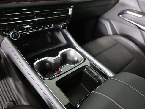 Used 2024 Chevrolet Traverse Z71 image 24