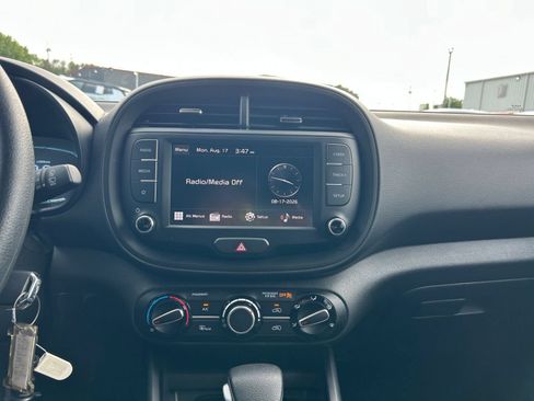Used 2025 Kia Soul LX w/ LX Technology Package FWD image 17