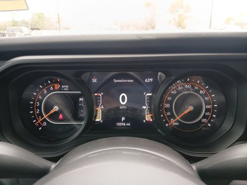 Used 2025 Jeep Gladiator Mojave w/ Convenience Group AWD/4WD image 16