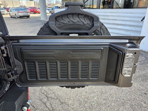 Used 2018 Jeep Wrangler Unlimited Sport image 34