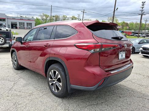 Used 2020 Toyota Highlander XLE AWD/4WD image 4