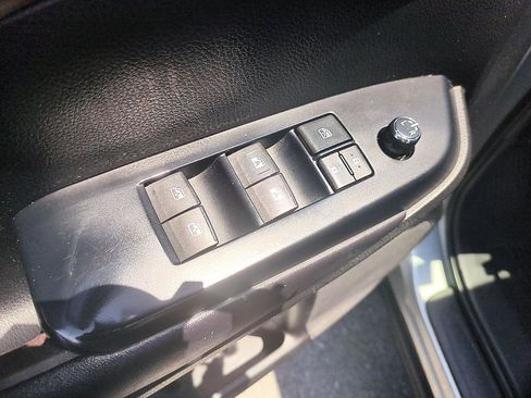 Used 2019 Toyota Highlander XLE FWD image 12