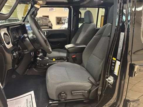 Used 2024 Jeep Gladiator Sport AWD/4WD image 7